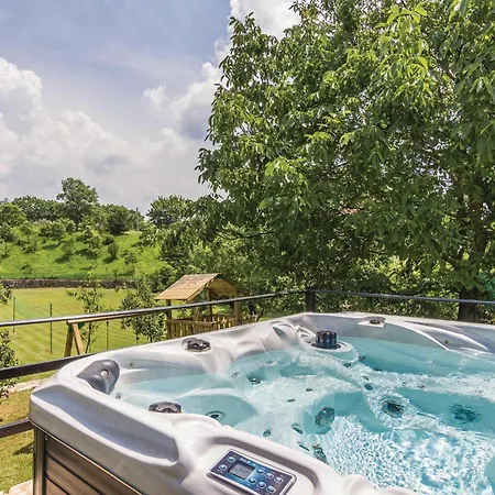 Holiday home Pet Friendly In With Jacuzzi