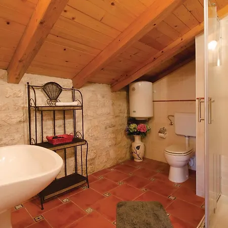 Holiday home Pet Friendly In With Jacuzzi Basici