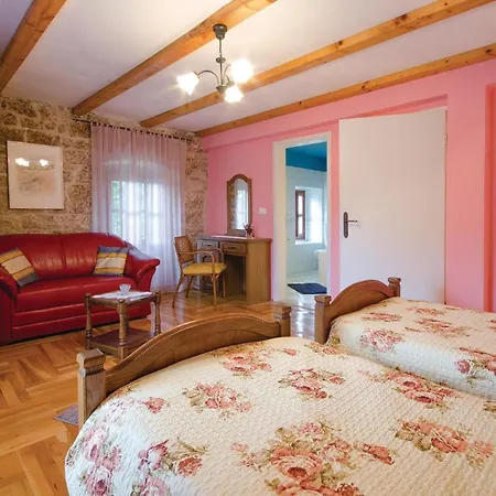 Pet Friendly In With Jacuzzi Holiday home Basici